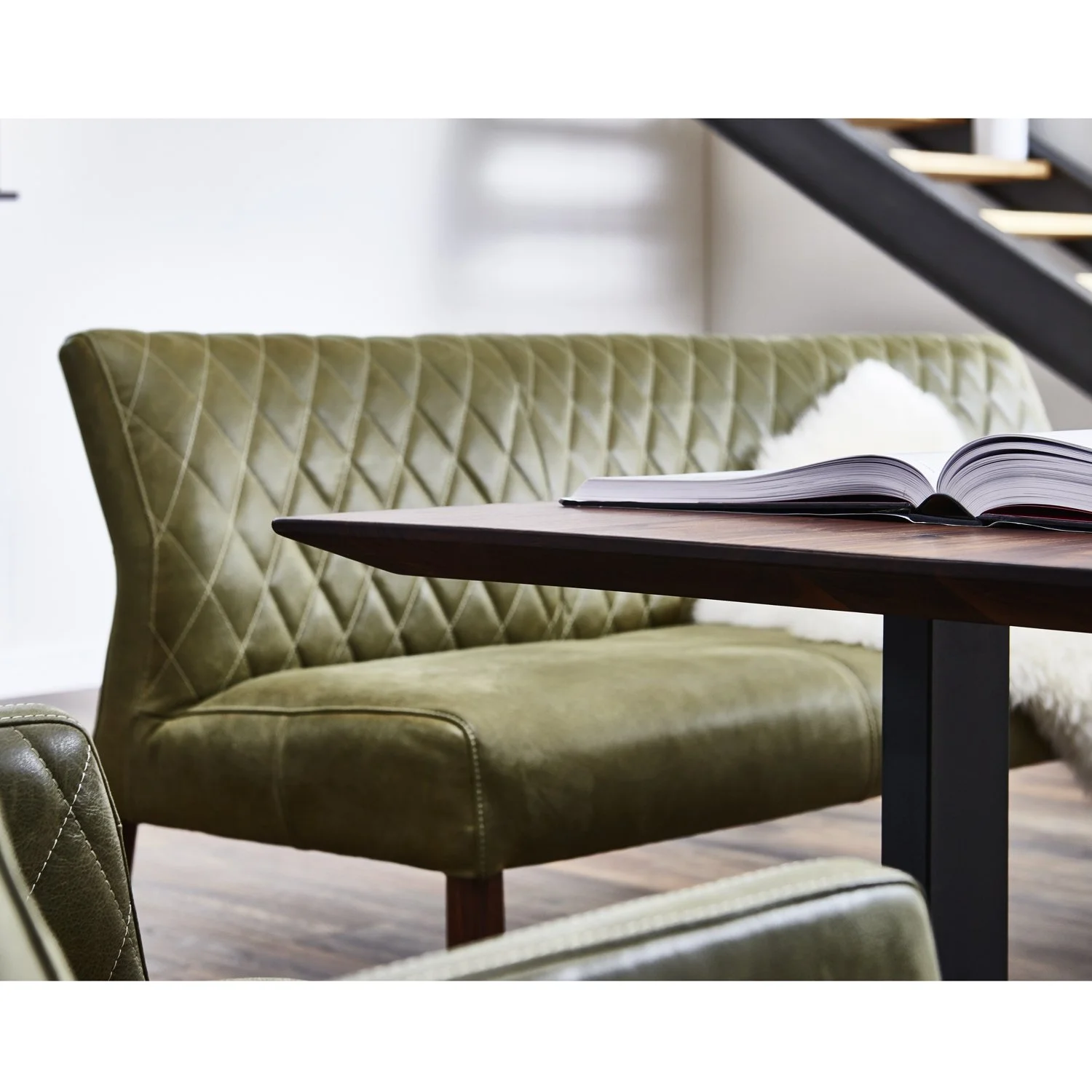 Nouvion-Gruppe-113-Tisch-Nussbaum-D2-Seatle-Bank-Stuhl.jpg
