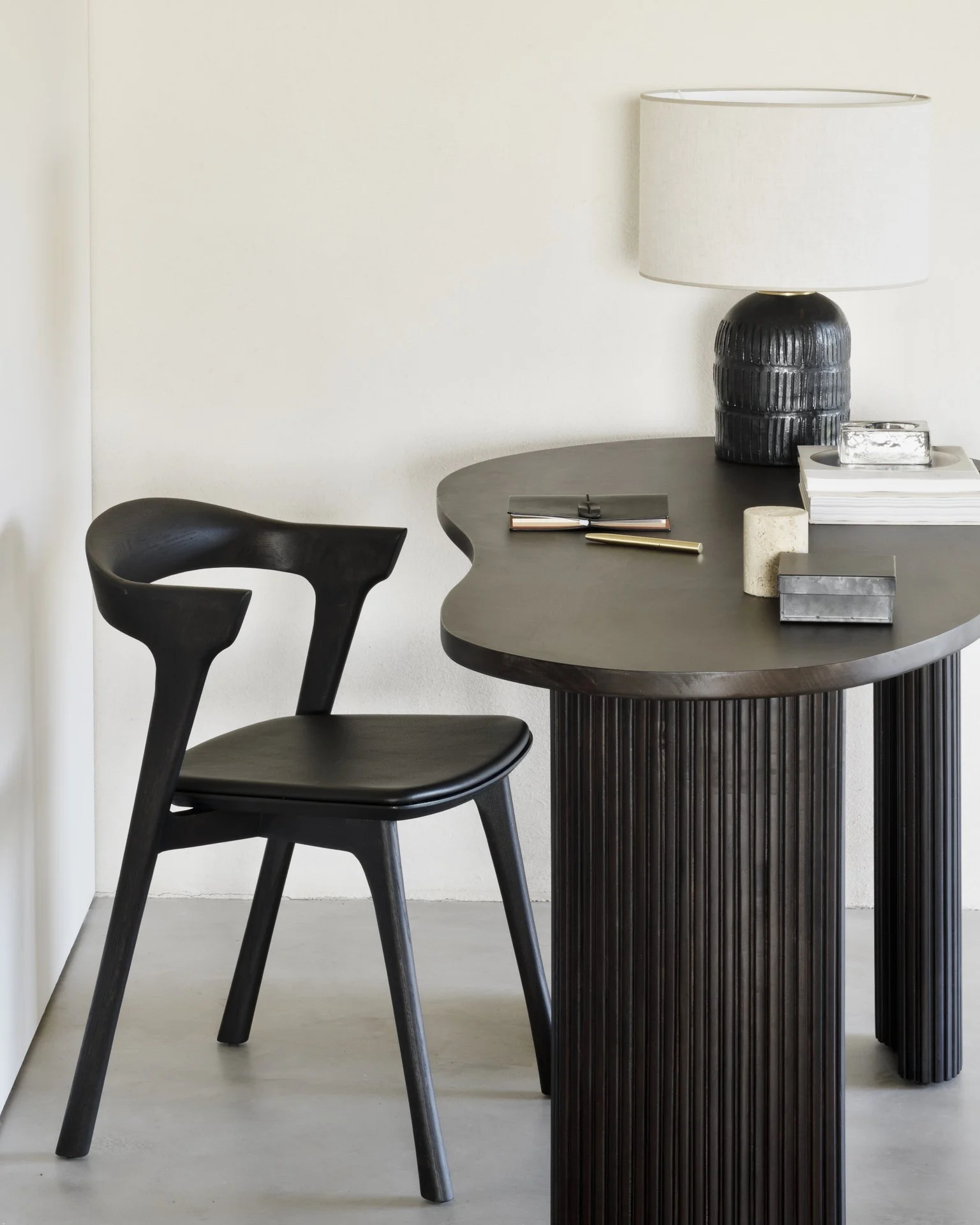 ethnicraft_35011_Boomerang_desk_51551_Bok_dining_chair_05_WEB.jpg