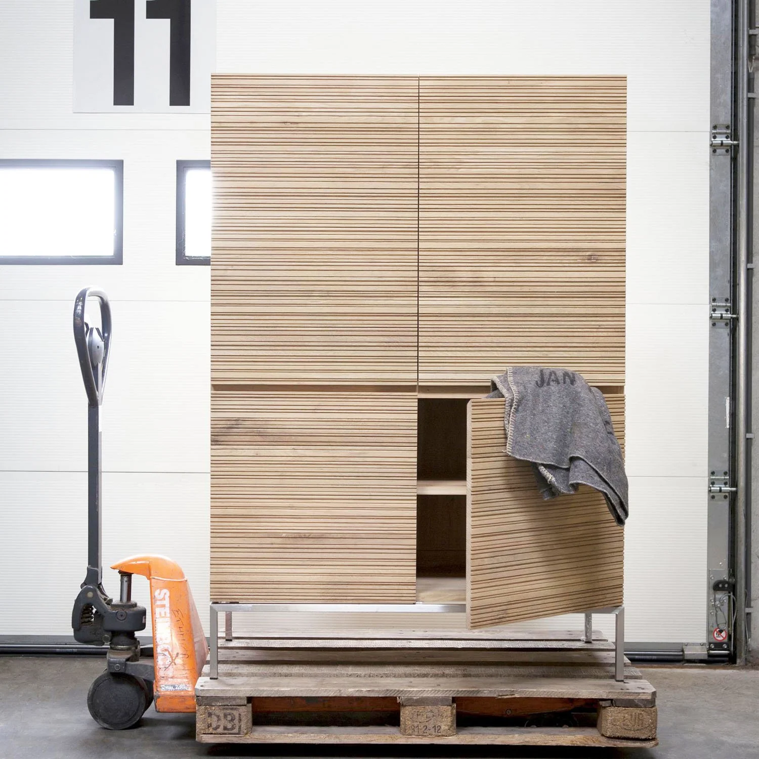 1051357-Ethnicraft-Eiche-Schrank-Stonecut-4-Türen-110x50x160_01.jpg