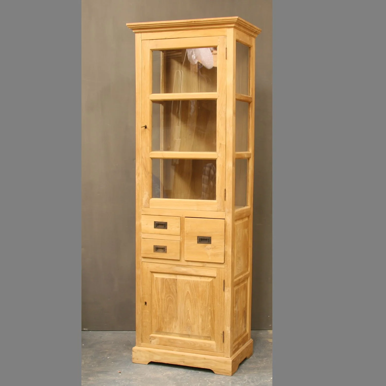 schmale-Vitrine-Sumatra.jpg