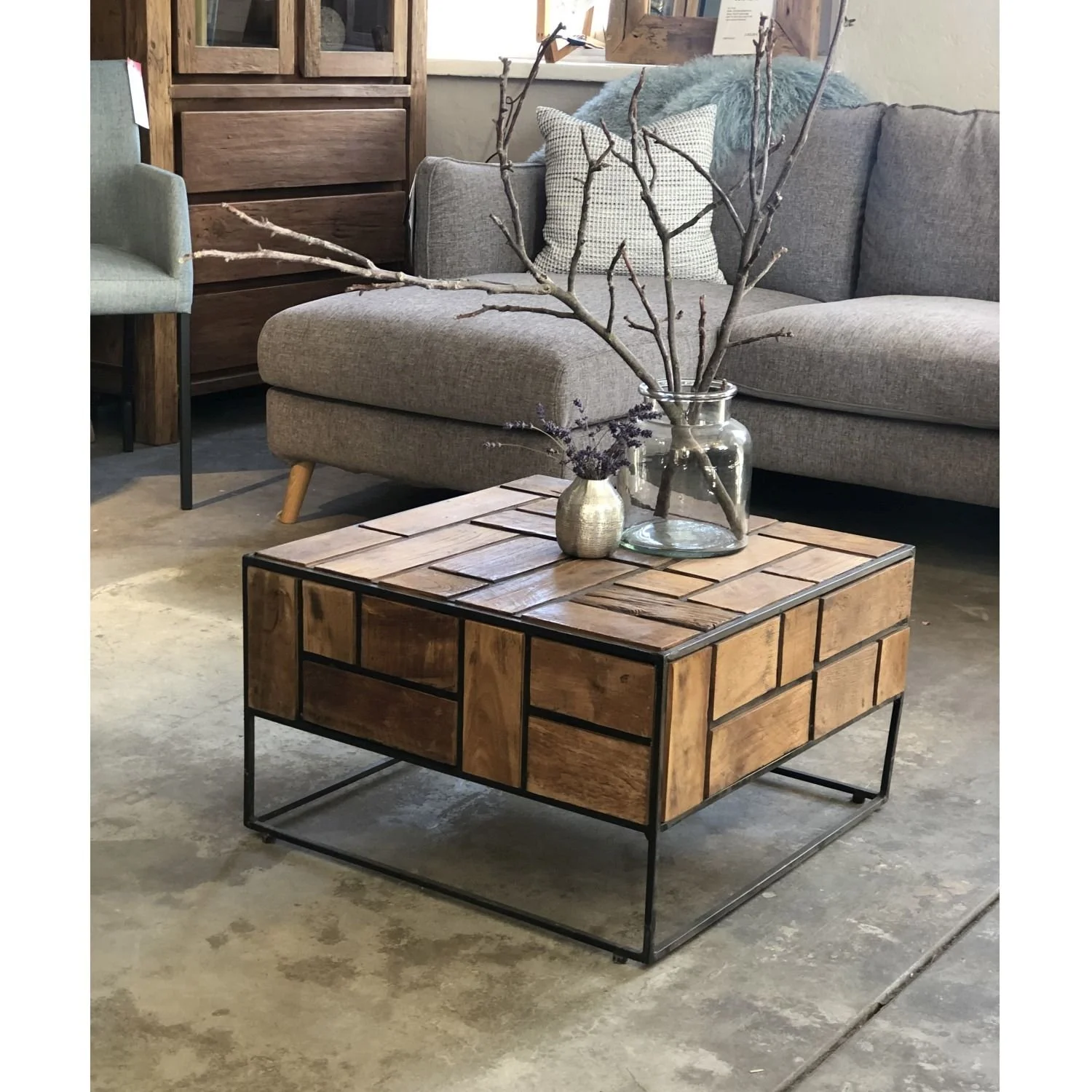 D-Bodhi_51MO770020-Couchtisch-Teak-Metall-06.jpg