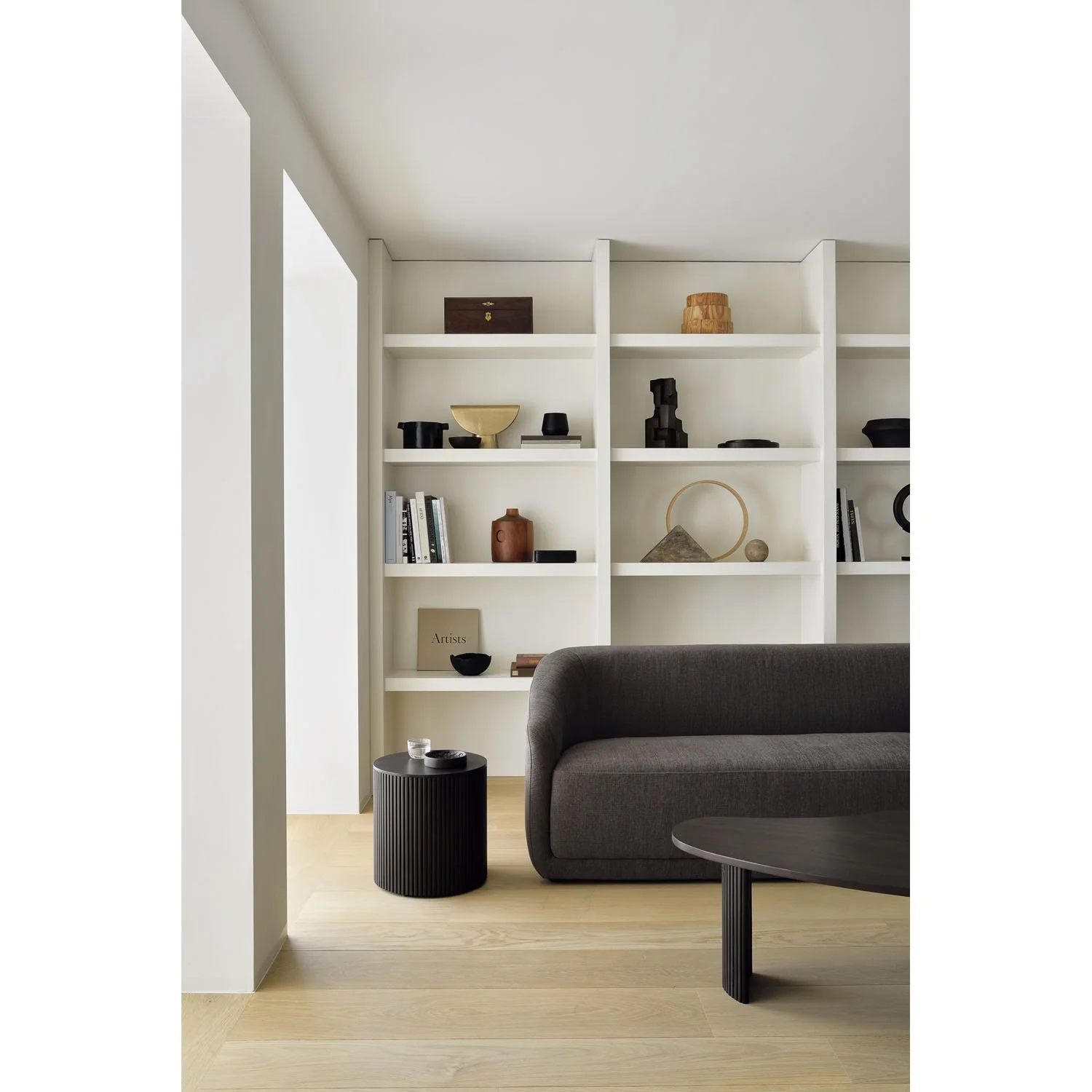 20151_Trapeze_sofa_pepper_35003_Roller_Max_side_table_1_WEB.jpg