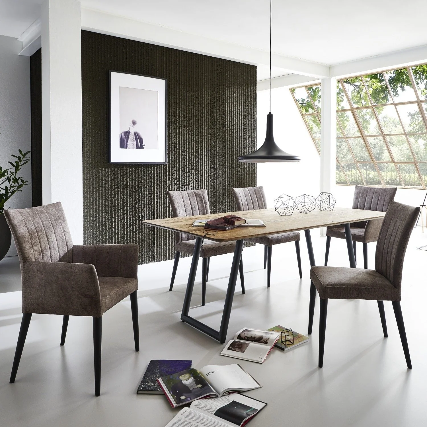 Nouvion-Gruppe-130-Tisch-Taylor-James-Stuhl.jpg