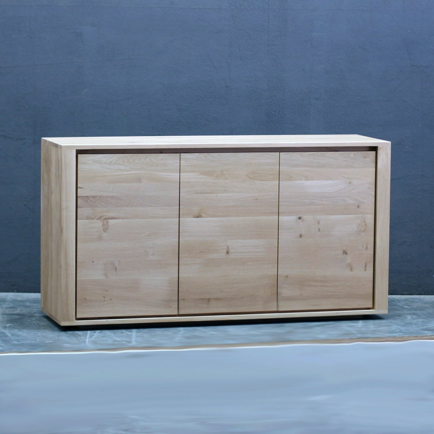 1051371-Ethnicraft-Eiche-Sideboard-Shadow-3-Türen-156x45x83,5_01.JPG