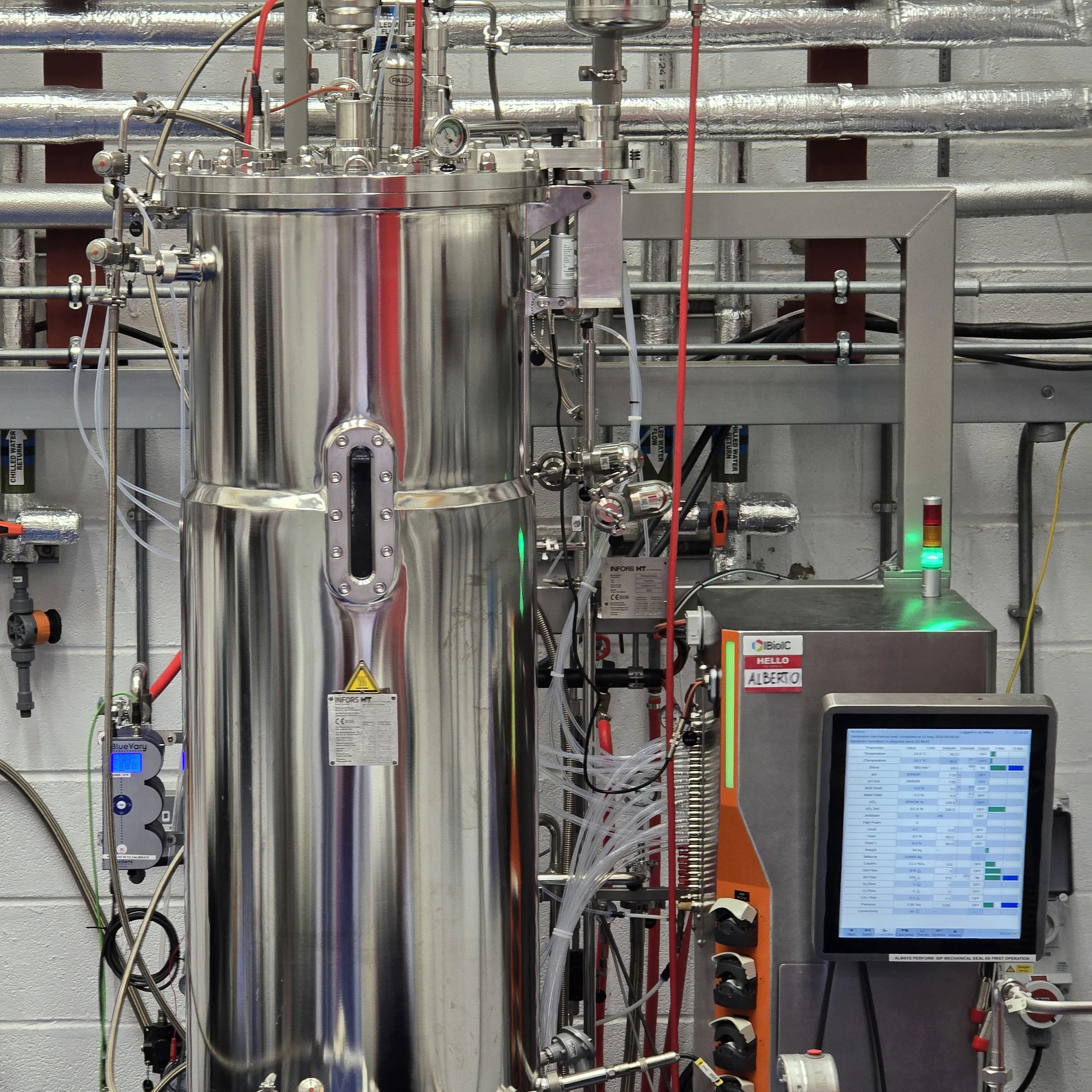 300 L stainless steel bioreactor used for microbial fermentation in pilot-scale bioprocessing applications.