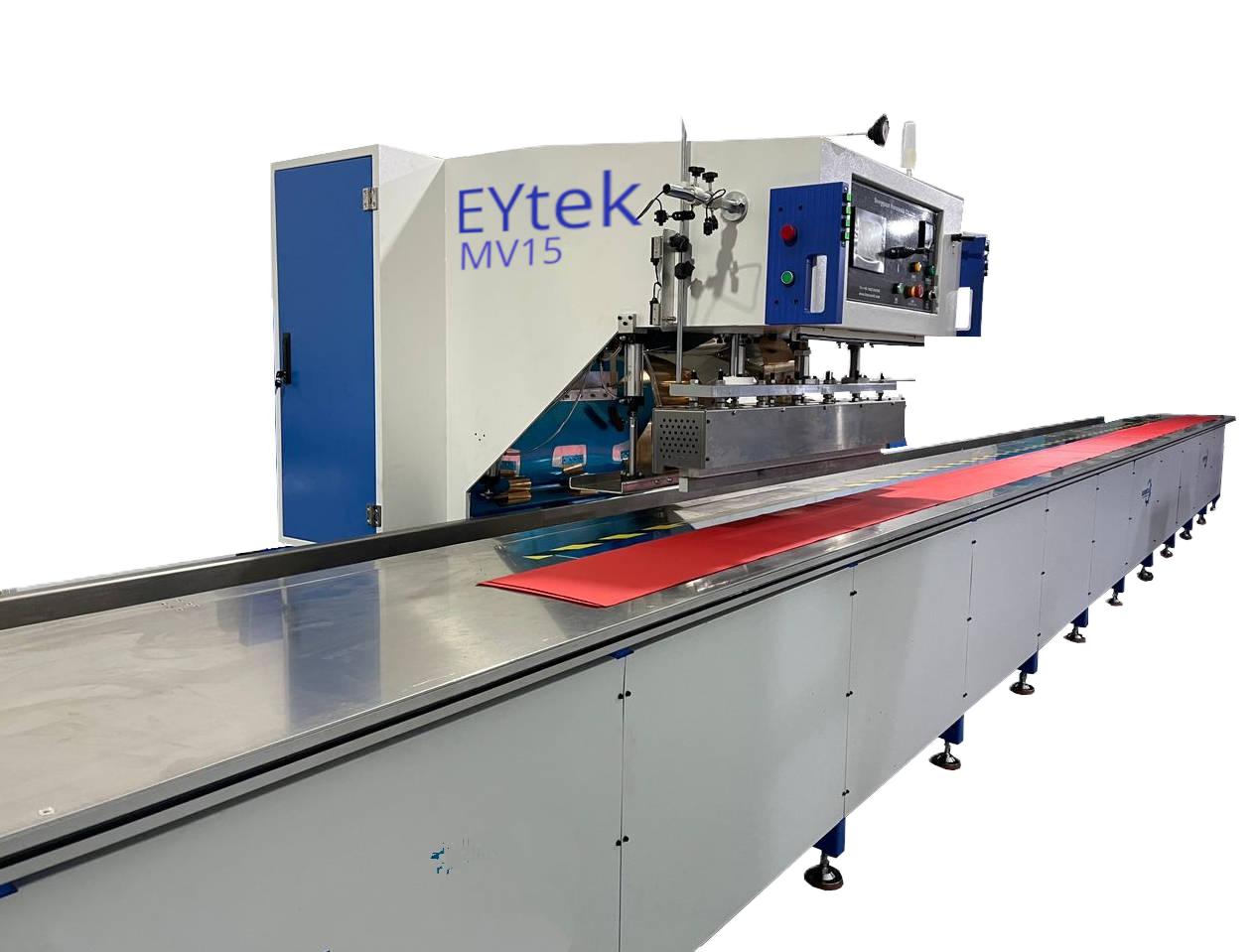 Maquinaria industrial de grabado y corte con pantalla y componentes electrónicos, en un entorno de fabricación.