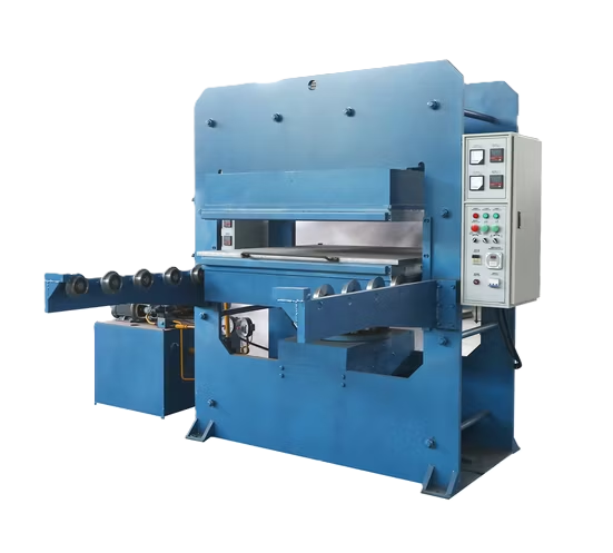 una máquina industrial de laminado con controles electrónicos a la derecha y rodillos para manipular materiales