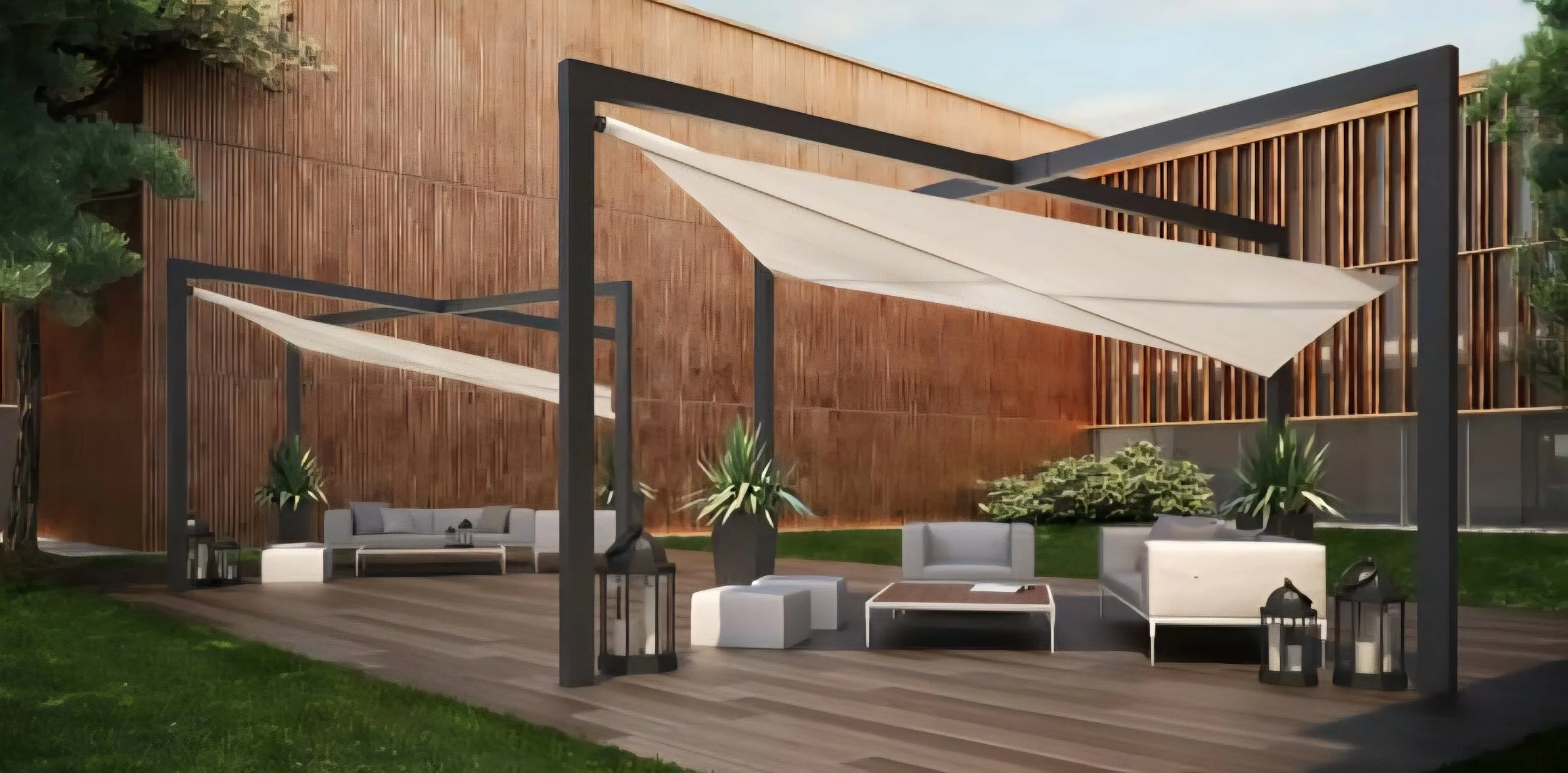 Área exterior con mobiliario moderno, pérgolas con lona blanca, plantas en macetas grandes, lamparas decorativas, y fondo de pared de madera.