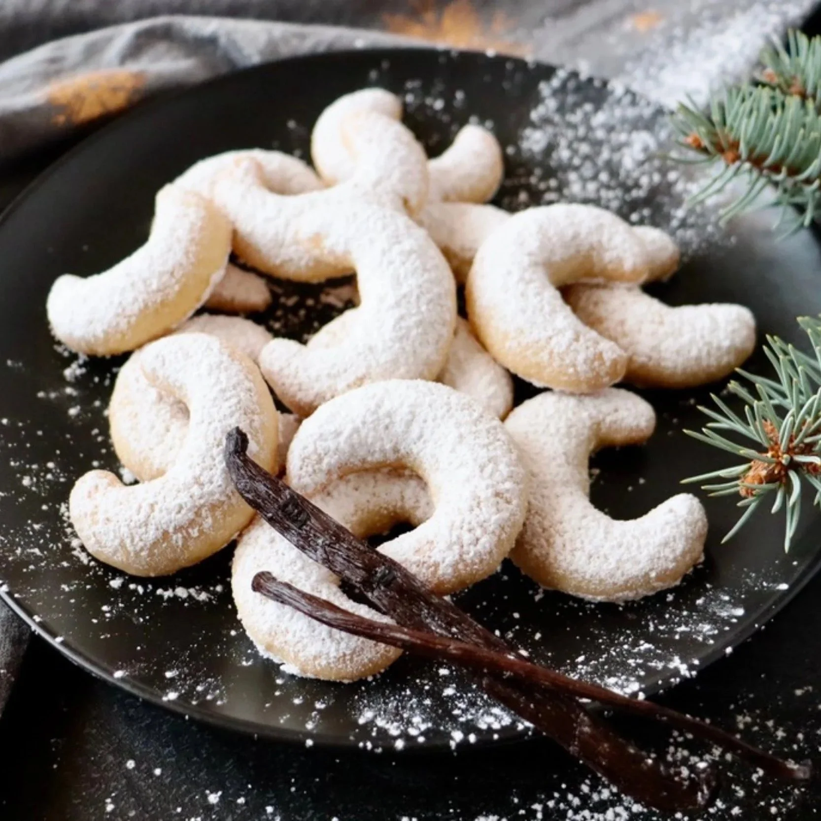 VANILLEKIPFERL – GERMAN VANILLA ALMOND CRESCENT COOKIES