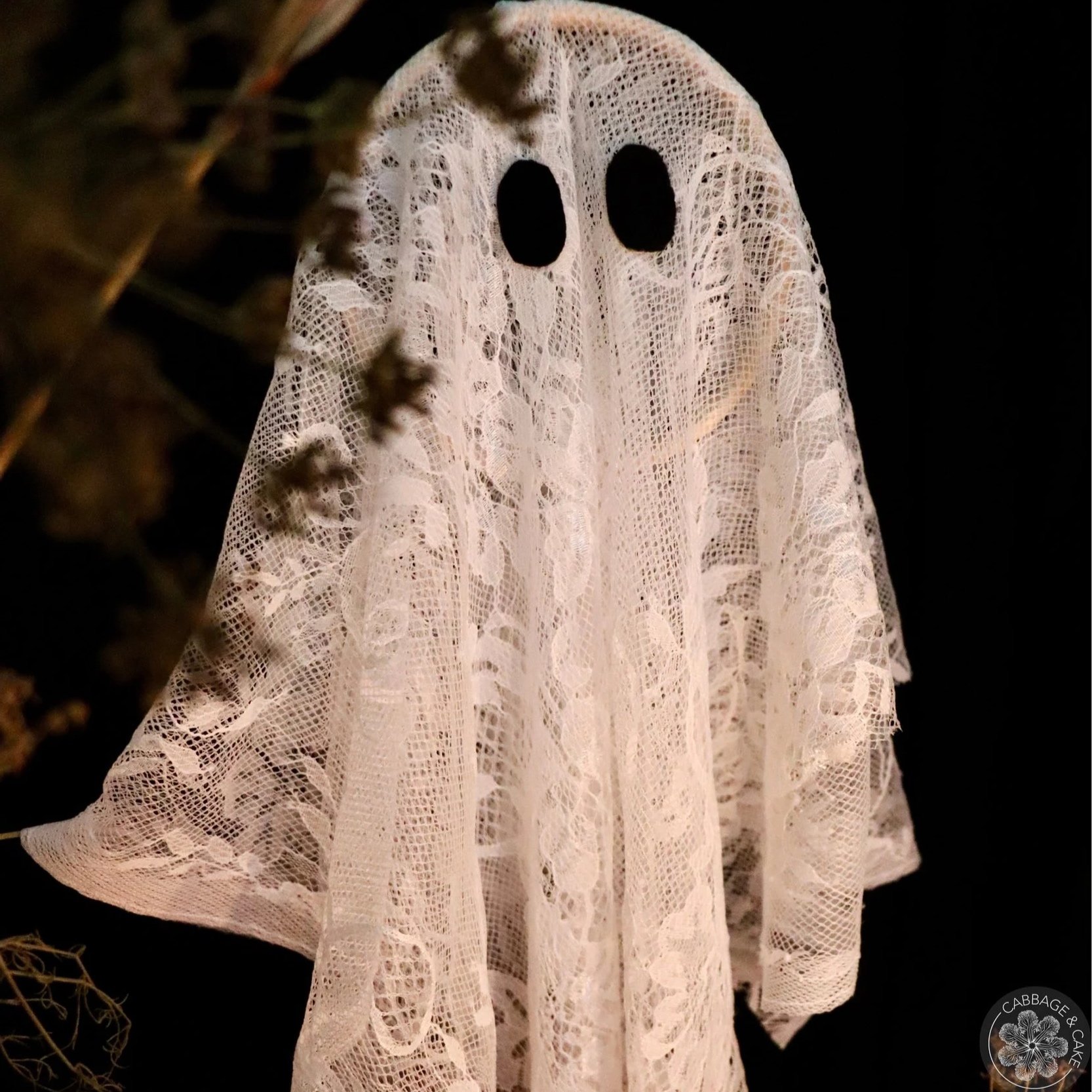 DIY HALLOWEEN GHOSTS WITH LACE AND EMBROIDERY HOOPS