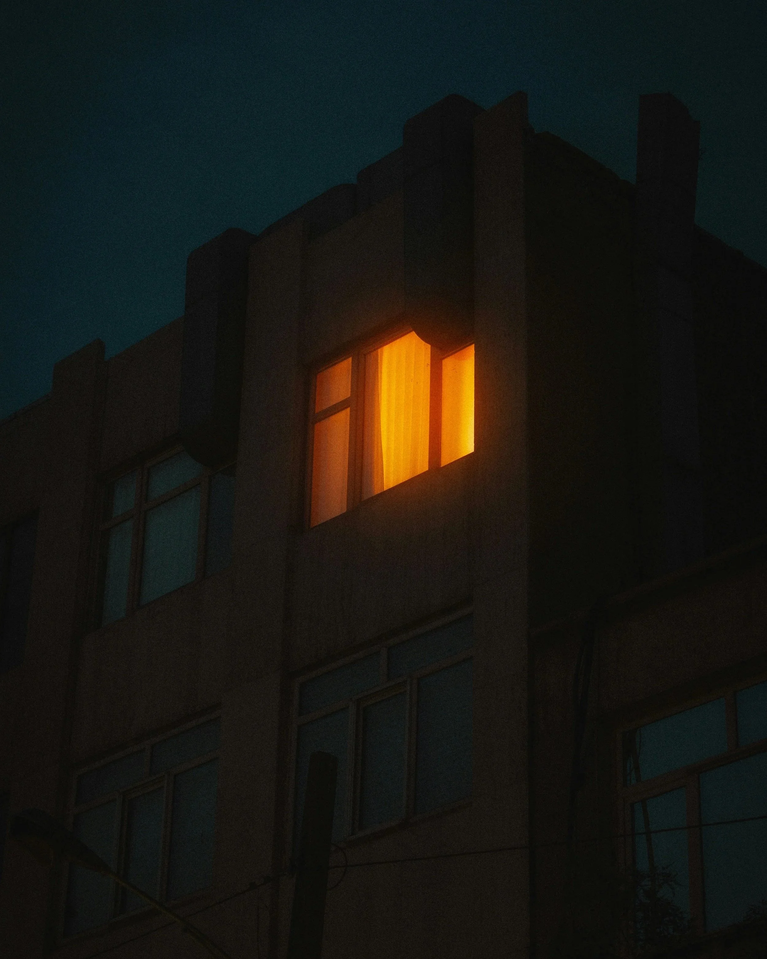 Une fenêtre éclairée par de la lumière, isolée en ville