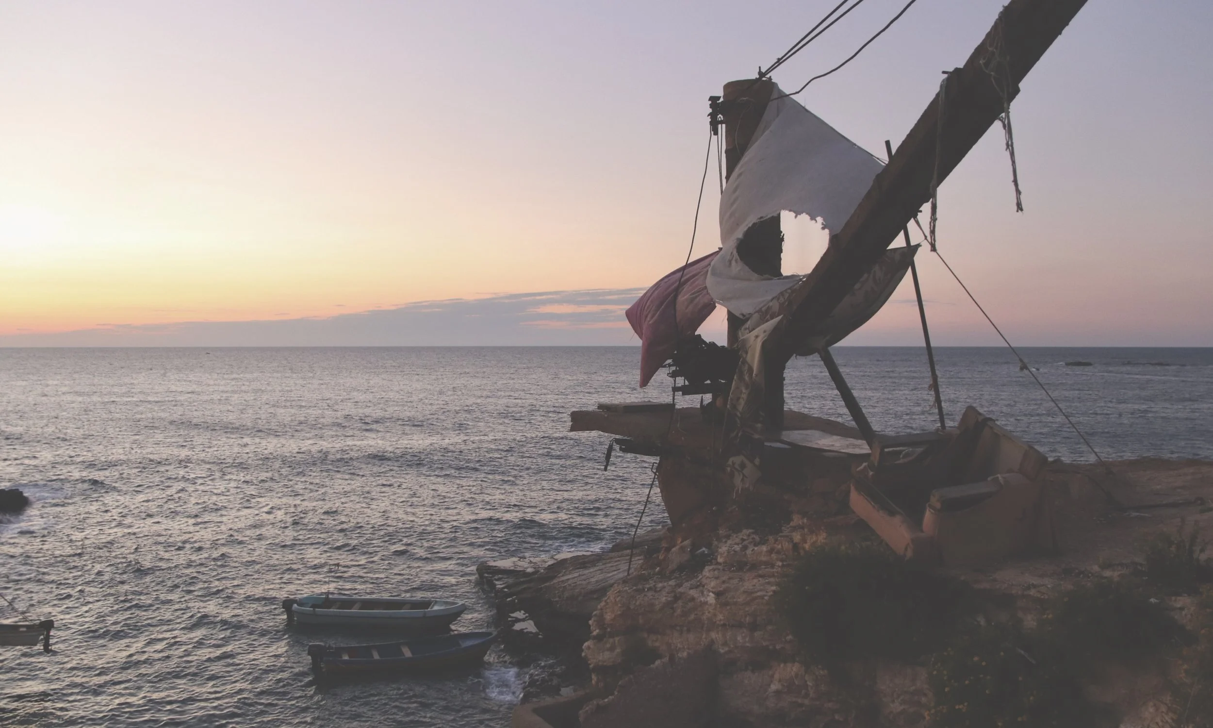 Couché de soleil au large de Beyrouth, bateaux au premier plan.