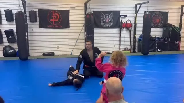 Who said they’re too young to learn jiu jitsu? This Is Scarlett, our 4yo student in the PUPS CLUB for kids 2-4yo. Here she’s drilling her knee on belly. Great job Scarlett!! 💪🏽💪🏽 #jiujitsu #jiujitsu4life #jacksonvillenc #dogfightmma #
