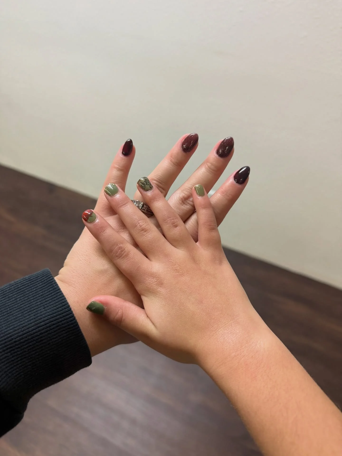 Did you say mama &amp; mini nail appointments? What about a fresh new set?? Or maybe a gel mani?? I&rsquo;m in the salon most days of the week until 3pm!! Come see me 💕 

#supportsmall #supportsmallbusiness #salonowner #roseburgnailtech
