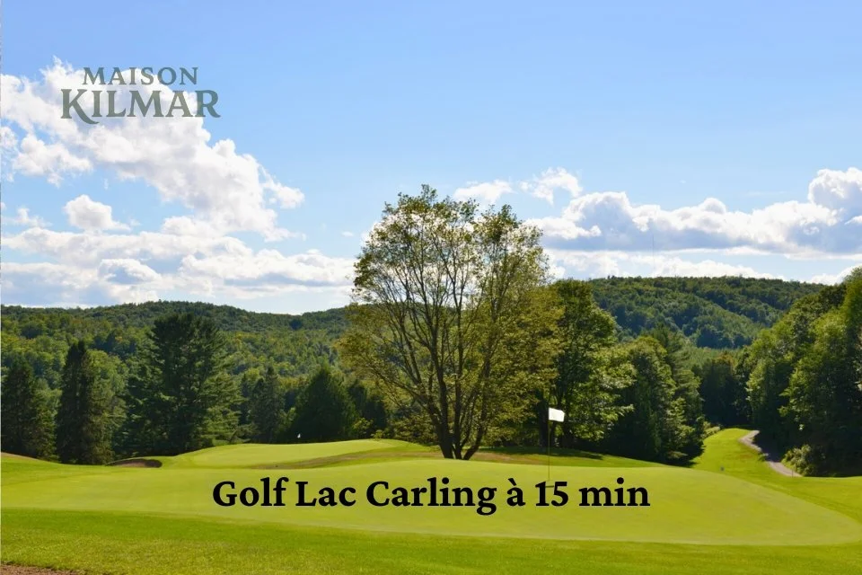 A golf course with green grass, a large tree, and a flag indicating a hole, under a partly cloudy sky. The text reads 'MAISON KILMAR' and 'Golf Lac Carling à 15 min'.