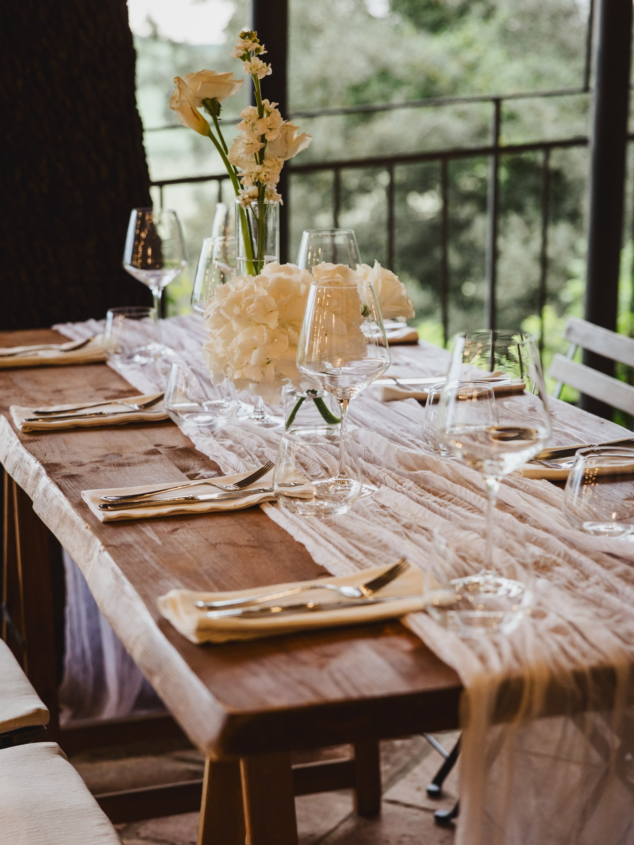 Golden hour in Tuscany, a spritz in hand, and the warmest welcome to an unforgettable celebration. 🍋✨

N + B&rsquo;s welcome BBQ dinner brought guests together beneath a canopy of crisp white blooms, with a signature spritz bar, a stunning millefogl