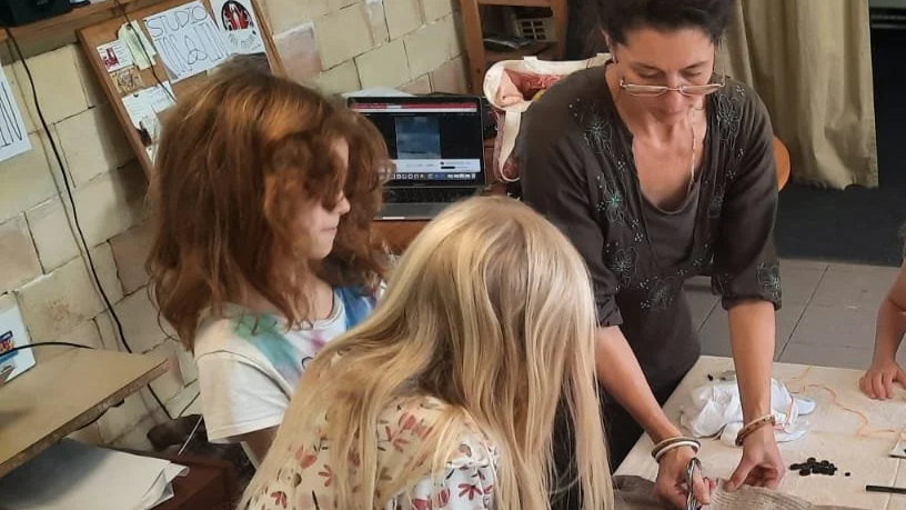COURS DE COUTURE À LA MAIN POUR ENFANTS