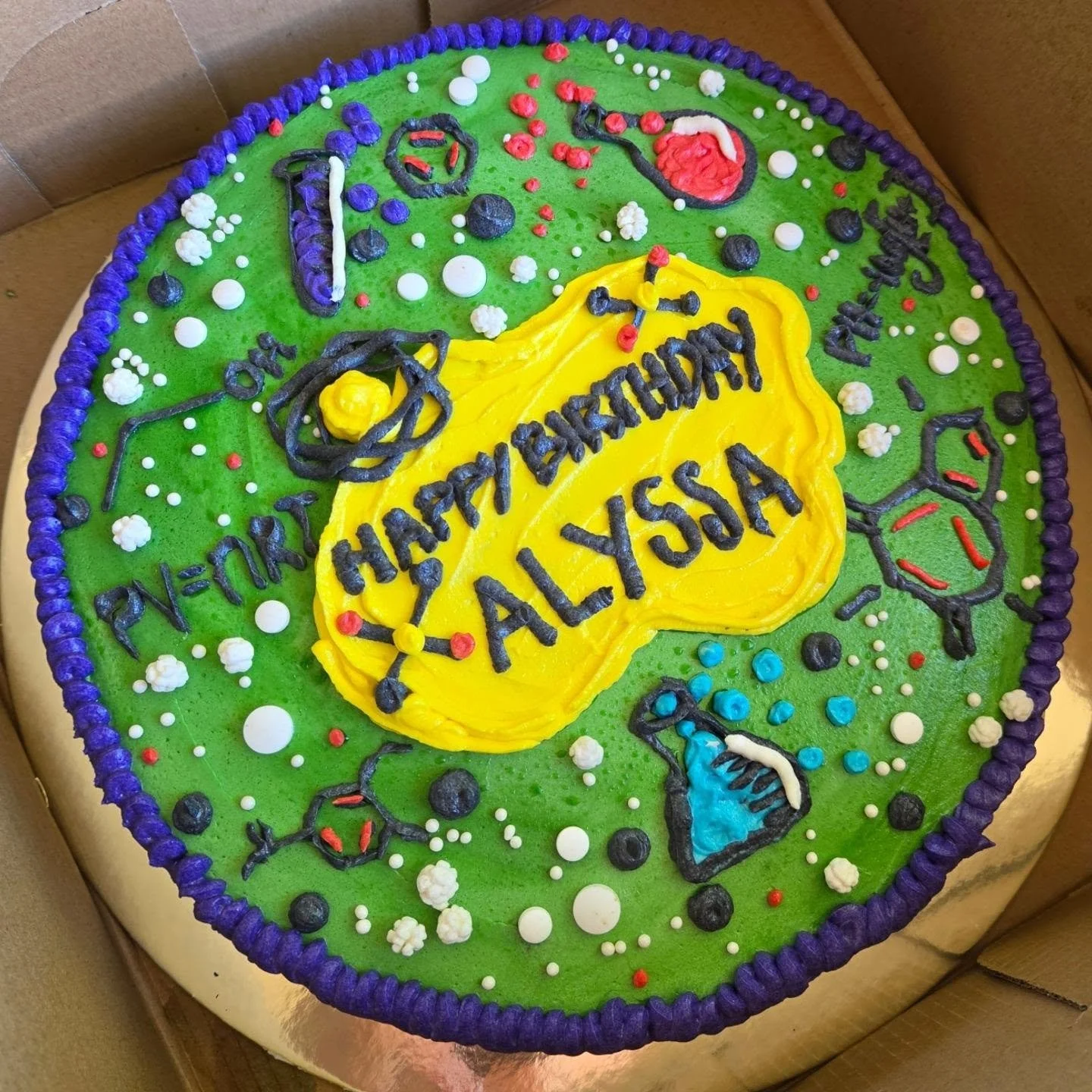 chemistry themed birthday cake!! complete with beakers, molecules, and a yummy raspberry filling! 
comment below if you can name what molecules are on top!! 🧪🔬⚛️✨️

#chemistry #microbakery ##michigan #cake #fypage