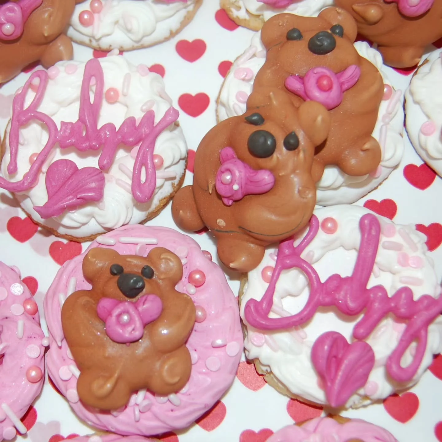 💕🧸✨️ what better way to welcome in a new baby girl then with cookies! ✨️🧸💕 

chewy vanilla sugar cookies with vanilla almond royal icing and edible icing teddy bears! 🧸💕

#bakery #sugarcookies #michigan #fypage #baking