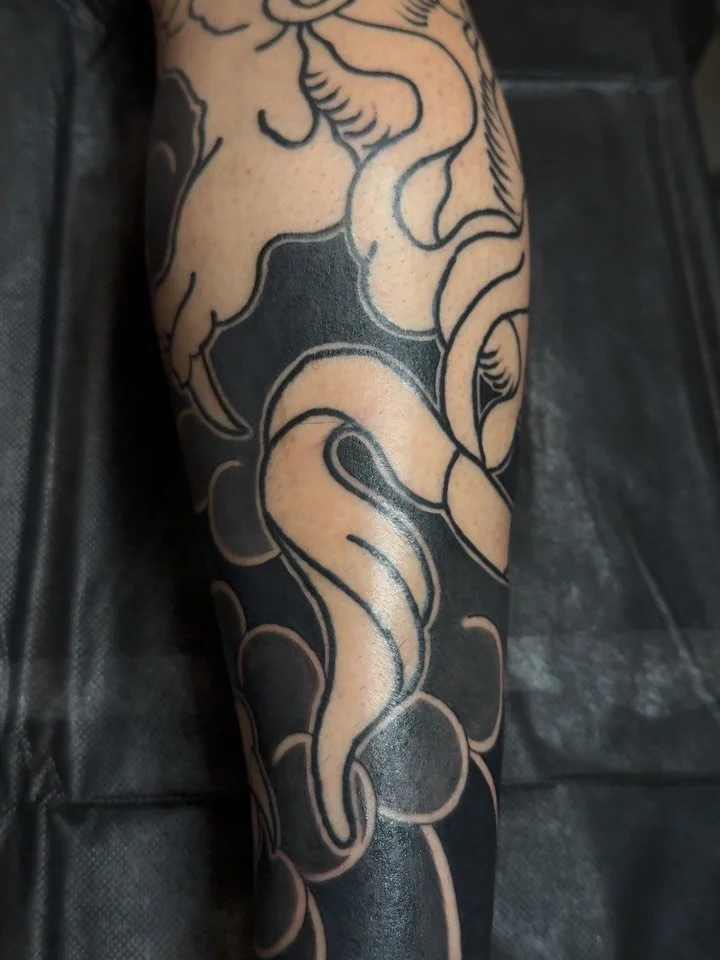 @khaiitattoo @79tattoo__ 
Up close camera 🖤
Raijin leg sleeve in progress 

#japanesetattoo #irezumitattoo 
#oriental #tattoo #ink