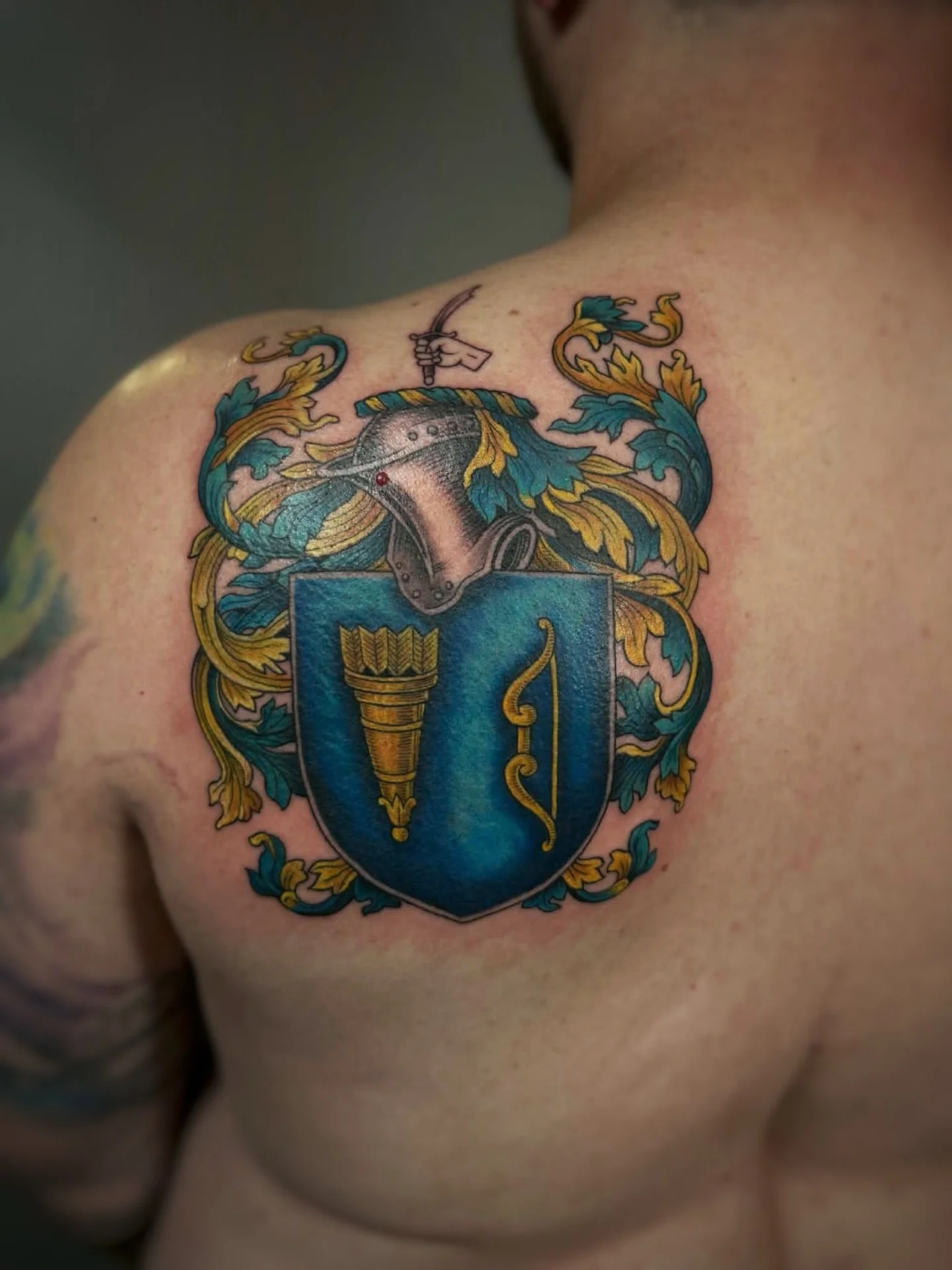 Custom crest 🔥
Thank you for your trust 🖤
Done by @khaiitattoo 
📍79 Tattoo
#tattoos #tattooartists #dmvtattooartist #dumfriestattooshop #customtattoo