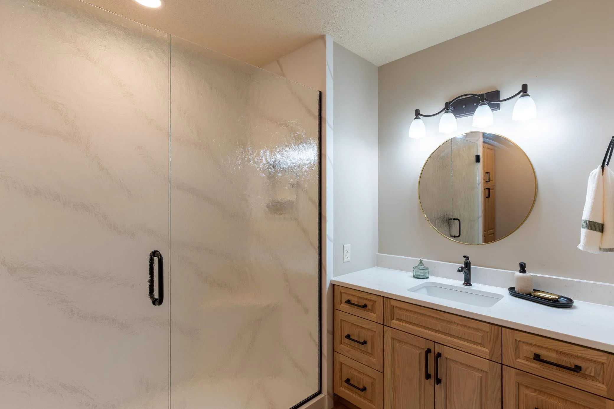 2541 S 26 Fargo Shower TaraFontaineRealtor.jpg