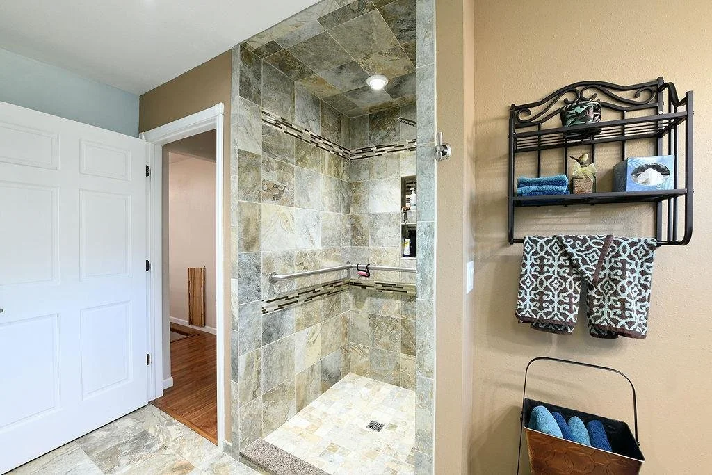 2213Fargo_Shower_TaraFontaineRealtor.jpeg