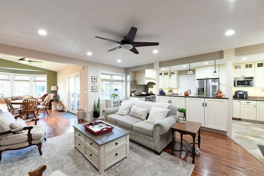 2213Fargo_Living01_TaraFontaineRealtor.jpeg
