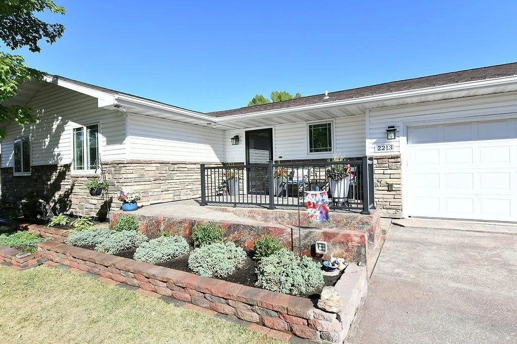 2213Fargo_Exterior01_TaraFontaineRealtor.jpeg