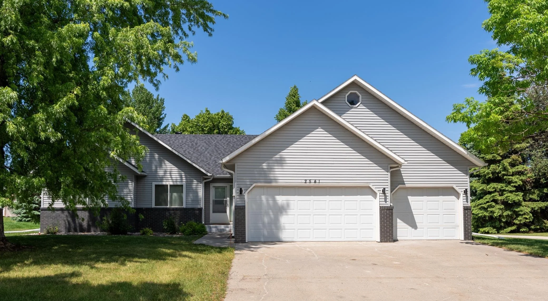 2541 S 26 Fargo Exterior01 TaraFontaineRealtor.jpg
