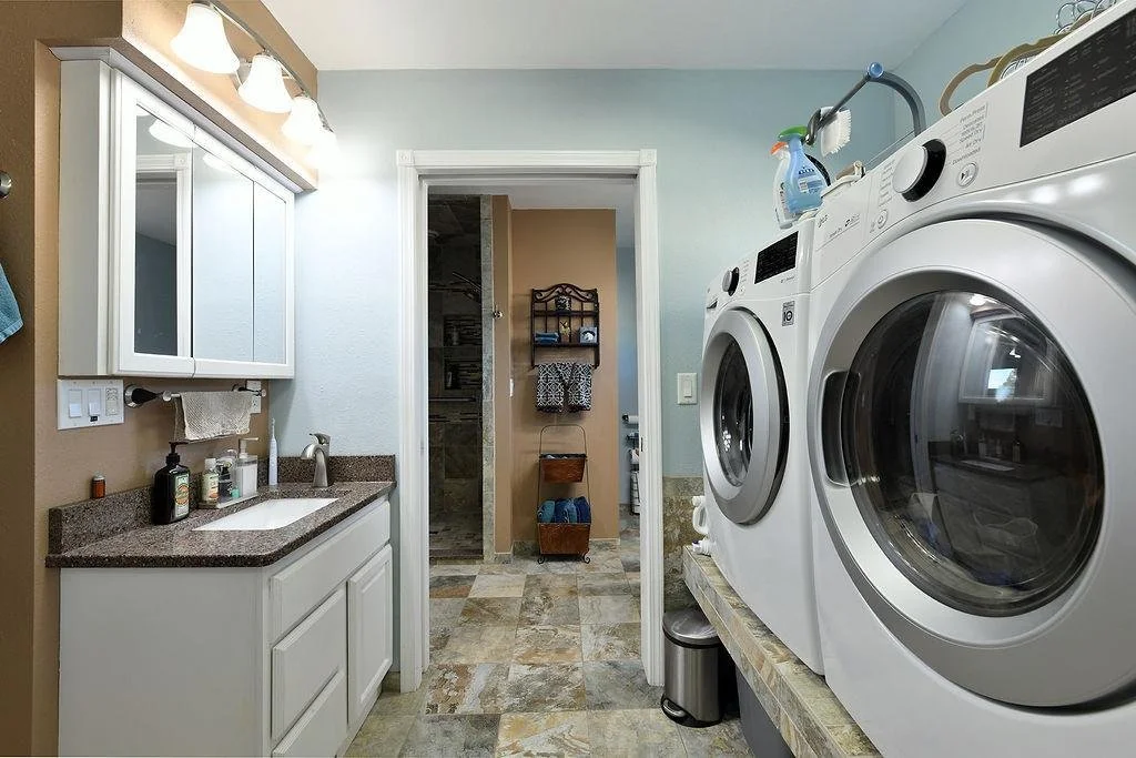 2213Fargo_BathLaundry_TaraFontaineRealtor.jpeg