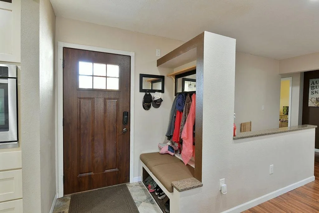 2213Fargo_Entry_TaraFontaineRealtor.jpeg