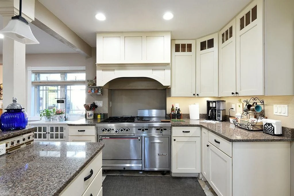 2213Fargo_Kitchen02_TaraFontaineRealtor.jpeg