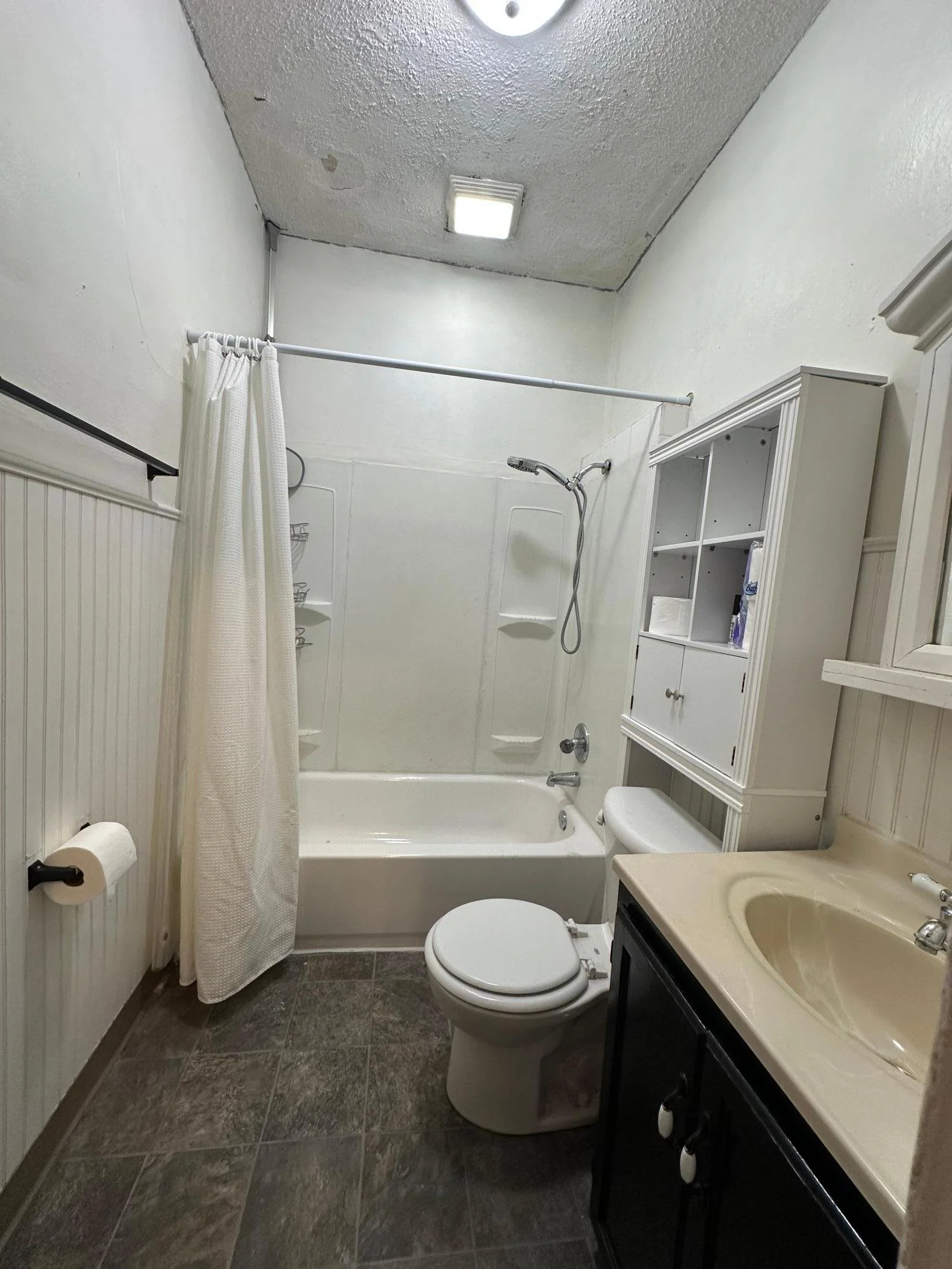 1034University Fargo Bathroom TaraFontaineRealtor.jpeg