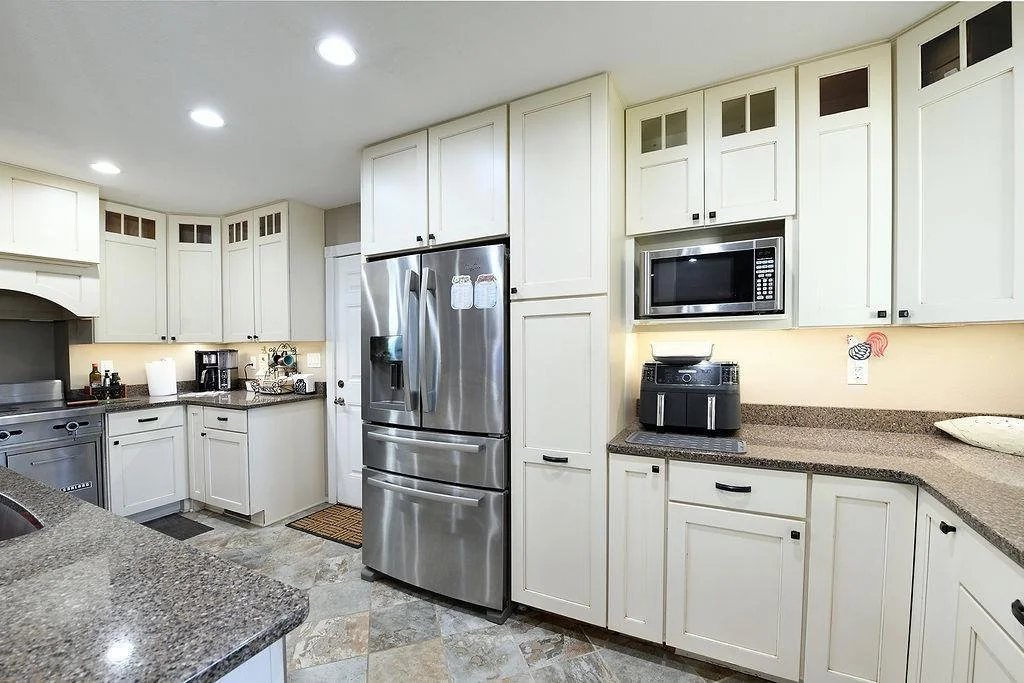 2213Fargo_Kitchen01_TaraFontaineRealtor.jpeg