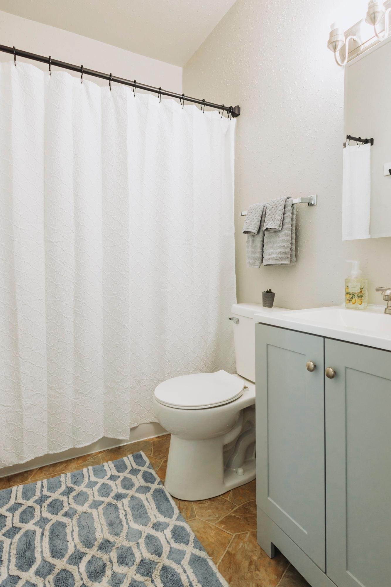 727 3rd Fargo Bathroom TaraFontaineRealtor.jpeg