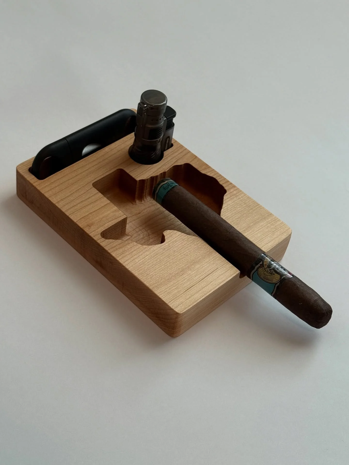 For the cigar lover who’s Texas proud π€ π₯
This handcrafted maple cigar ashtray in the shape of Texas is the ultimate mix of rustic charm and function. Built with a cigar rest plus hidden storage for your cutter and lighter, it’s perfect