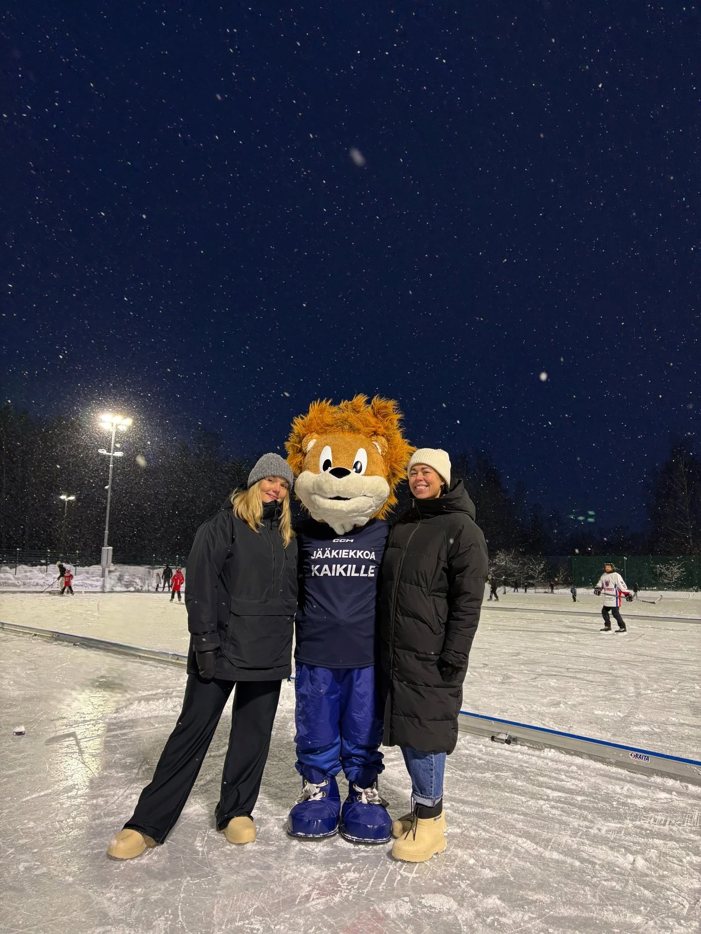 ICE &amp; CHILL 🏒🧊

K&auml;ytiin tsekkaamassa @finhockeyfi tapahtuma Kontulassa ja meno oli just niin hyv&auml; kun suunniteltiinkin!

Meid&auml;n kautta tapahtumiin huippusis&auml;lt&ouml;&auml;, esiintyji&auml; ja tapahtumahenkil&ouml;kuntaa. Tot