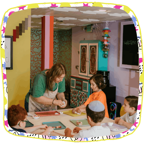 Hana Grossman leading a kids art class at Artside In, Oceanside NY