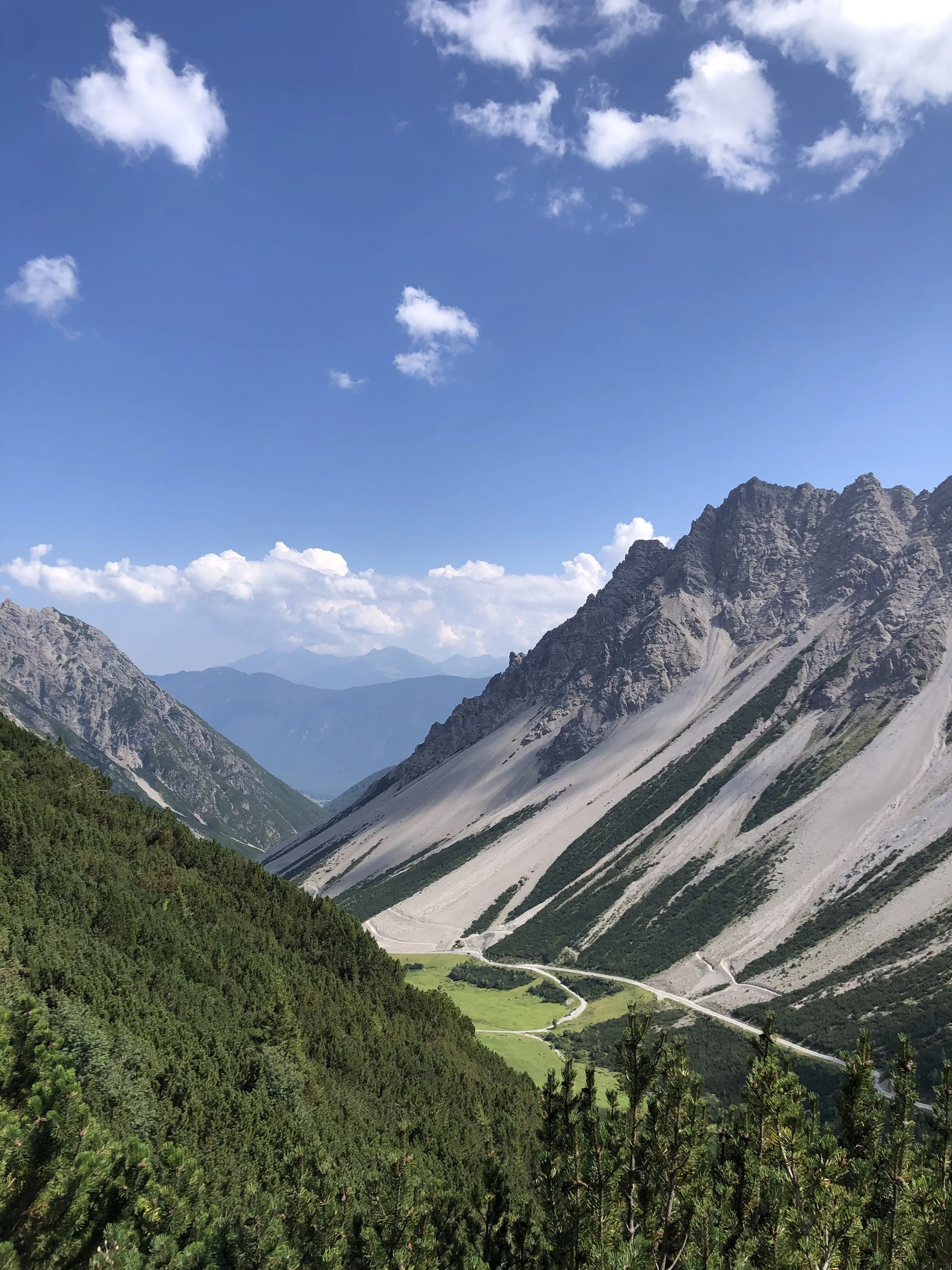 Paisaje de montañas verdes en Austria que refleja paz y naturaleza.