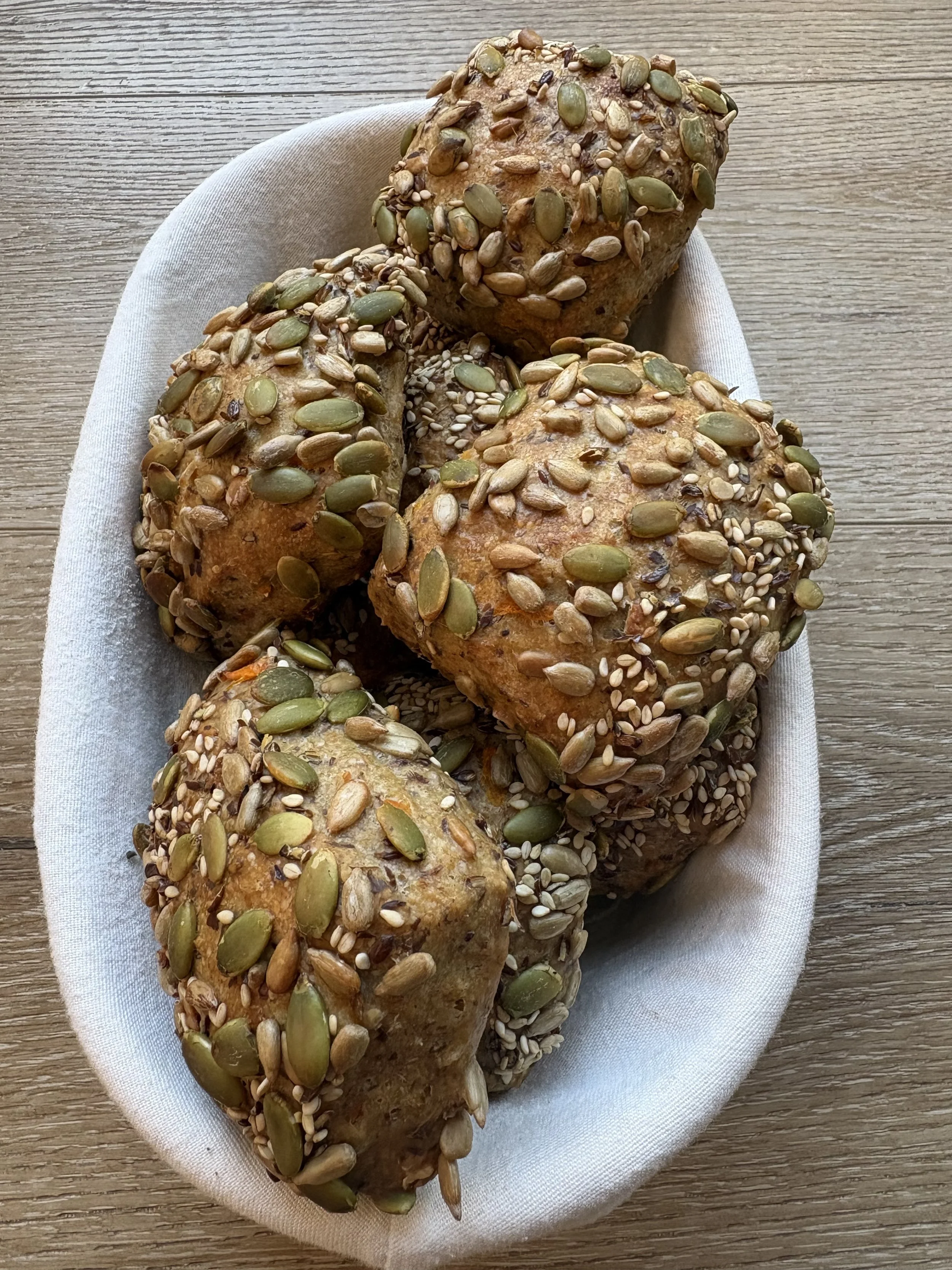 4x Carrot Sourdough Rolls 🥕