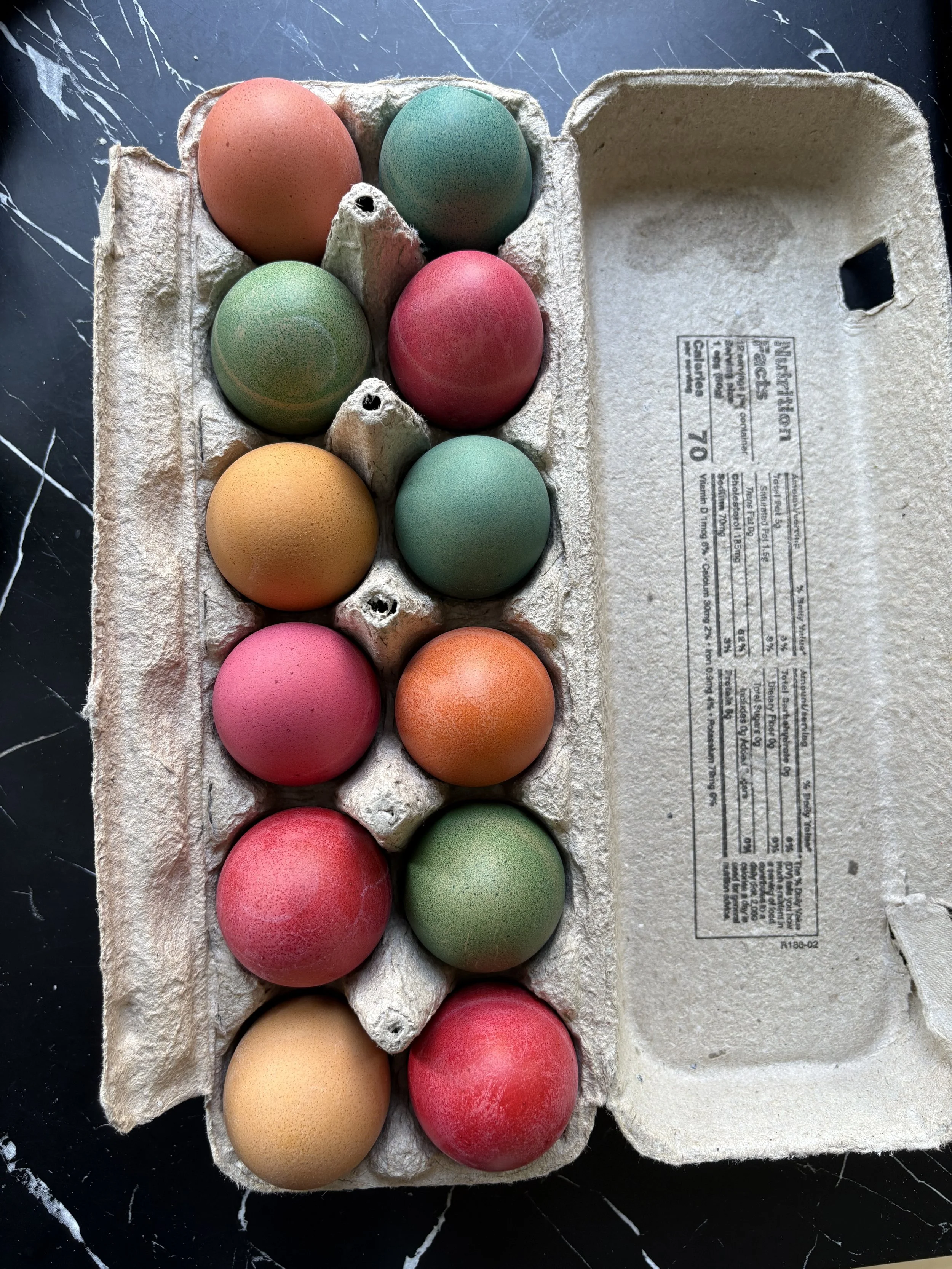 6 hard-boiled colored Easter eggs (organic)