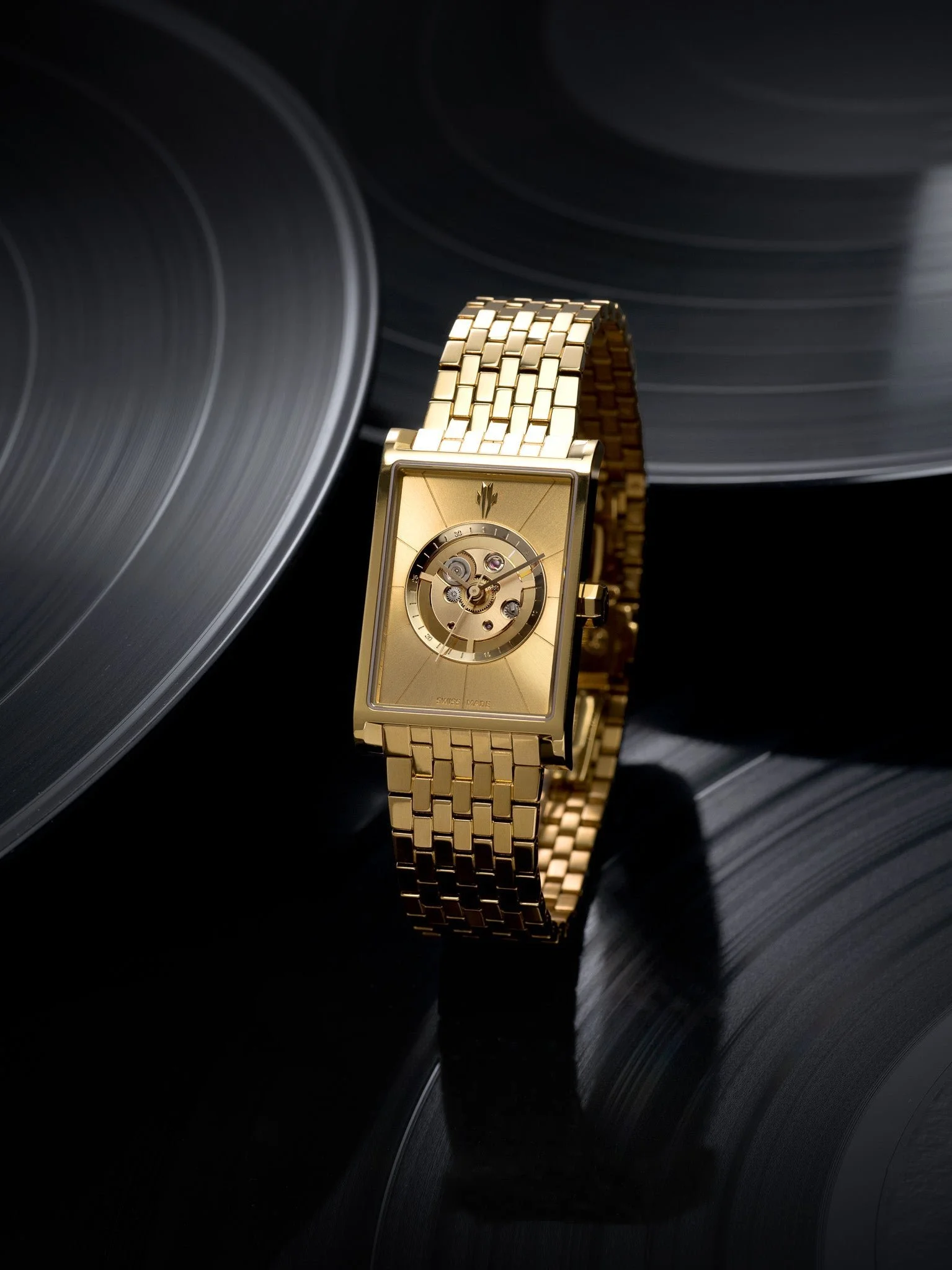Gold_Vieren_Watch_on_Glossy_Vinyl_High-End_Product_Photography_by_Nicholas_Hyatt+(1).jpg