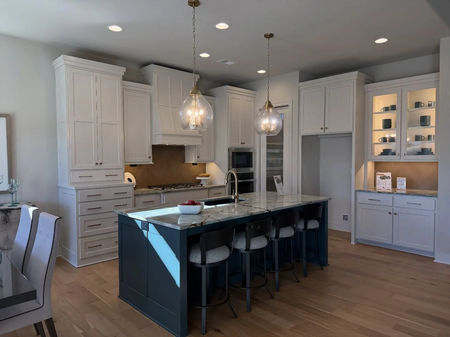 Come see our newly furnished Fleetwood by @donjulianbuilderskc  PRO Photos coming soon!

📍8013 Payne St, Shawnee

🏡 Open Saturday 11-5 and Sunday 12-5!

#newconstructionhomes #donjulianbuilders #bristolhighlandskc #shawneerealestate