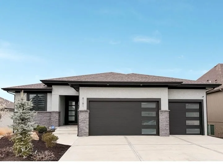 why wait when this stunning Don Julian Builders home is ready now with all the luxury upgrades included!!

Just 4 years old, this home has a screened deck, remote-controlled blinds, epoxied garage and so much more!

Comment LENEXA for details!

Liste