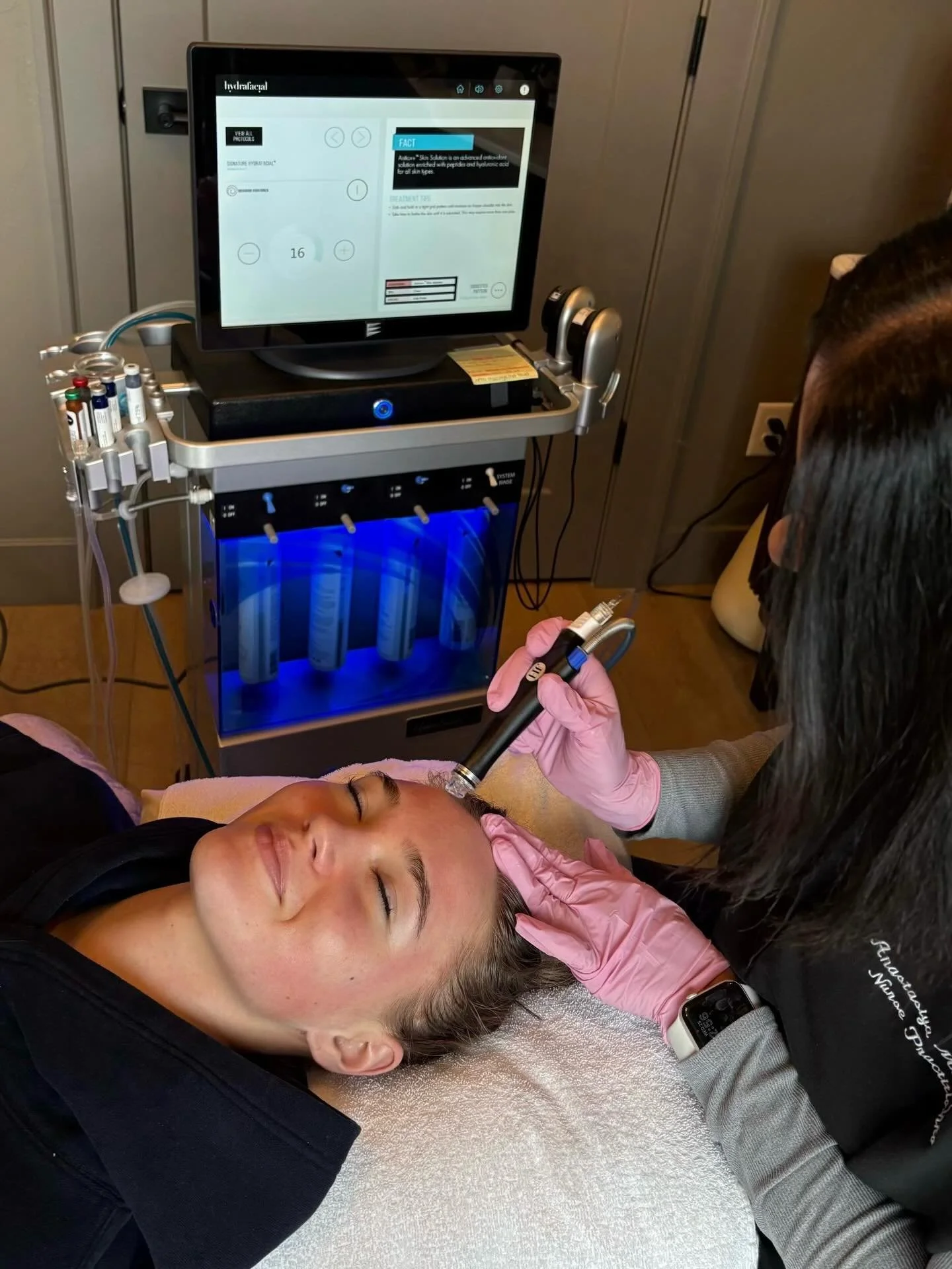 We offer three different levels of Hydrafacial💧✨

Here&rsquo;s the breakdown so you can choose your glow level:

✨ Signature Hydrafacial
Your go-to refresh. Cleanse, exfoliate, extract + hydrate for that instant, healthy glow.

✨ Deluxe Hydrafacial
