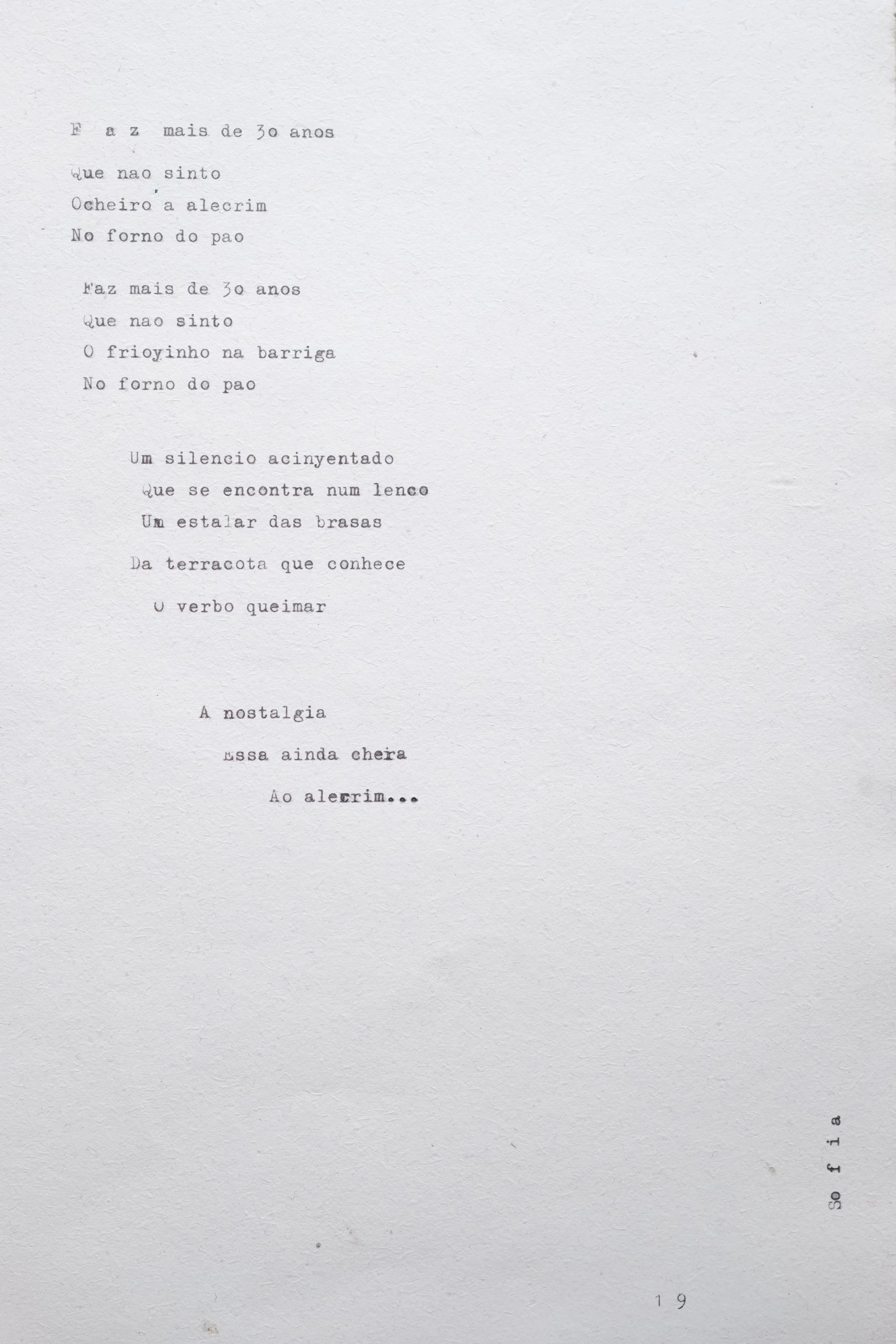 A sheet of paper with a poem typed in Portuguese.