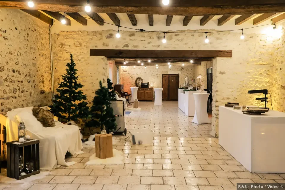 Salle de réception des Hauts de Pardaillan préparée pour un mariage.