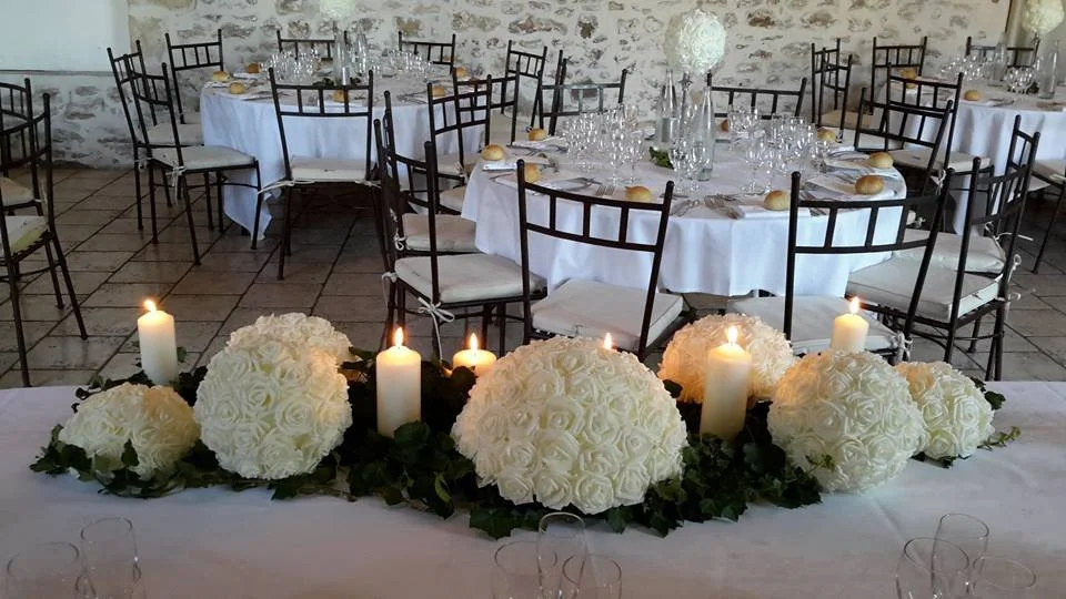 Salle de réception des Hauts de Pardaillan préparée pour un mariage.