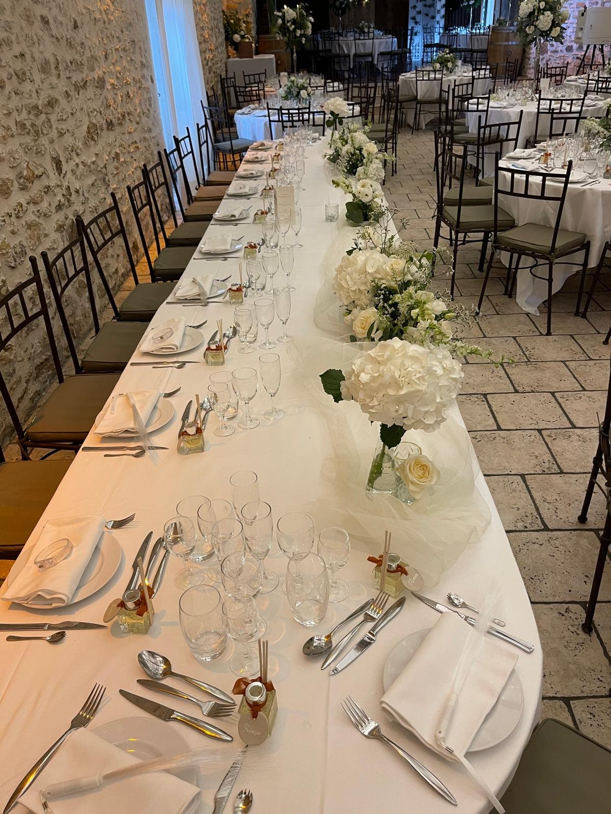 Salle de réception des Hauts de Pardaillan préparée pour un mariage.